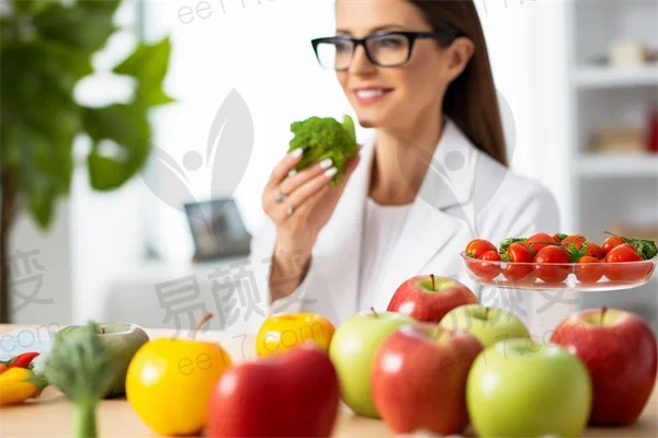 两个月大的宝宝眼白出现红血丝的原因是什么？应该如何处理？